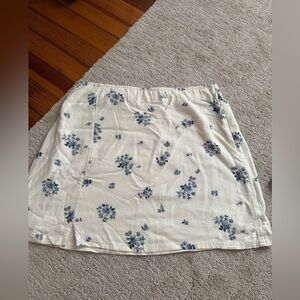 American Eagle white and blue floral print skirt